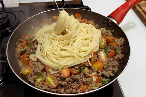 Macarrão na manteiga com carne moída muito saboroso e fácil 
