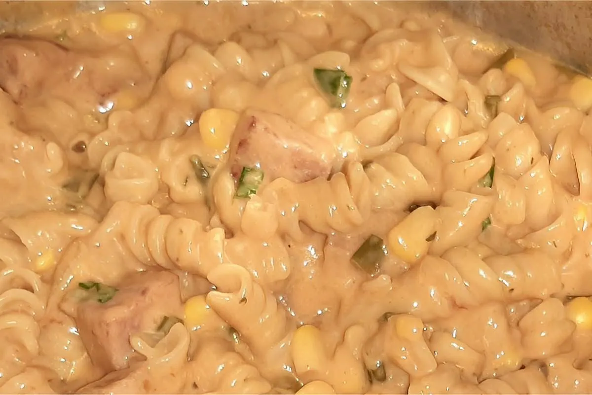 Macarrão na panela de pressão cremoso com calabresa pronto e