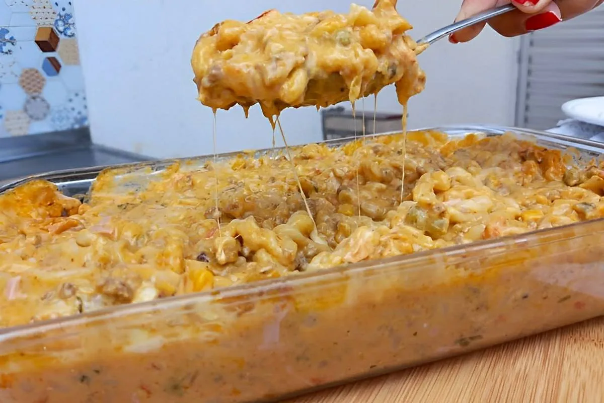 Macarrão na panela de pressão cremoso com carne moída pronto