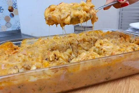 Macarrão na panela de pressão cremoso com carne moída pronto