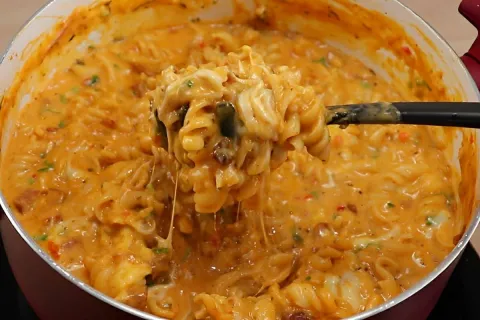 Macarrão parafuso cremoso feito em uma panela só muito fácil