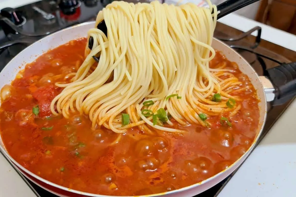 Macarrão rápido de fazer com molho temperado de um jeito esp
