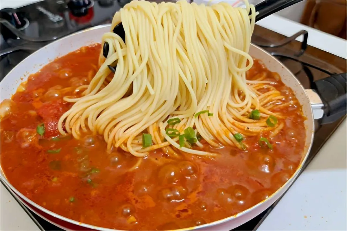 Macarrão rápido e feito com ingredientes simples que você te