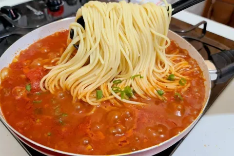 Macarrão rápido para o jantar de hoje! Vai tudo numa panela 