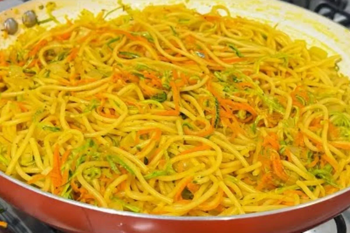 Macarrão soltinho com abobrinha e cenoura refogada, para uma