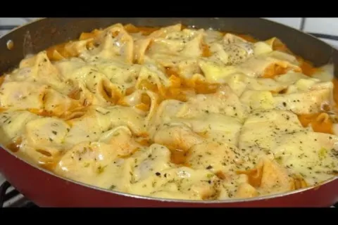 Macarronada cremosa de frigideira com atum, feita de forma b