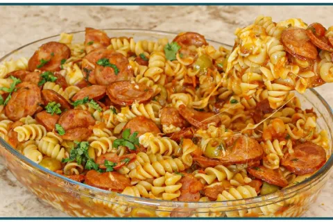 Macarronada de calabresa rápida, fácil e muito saborosa com 