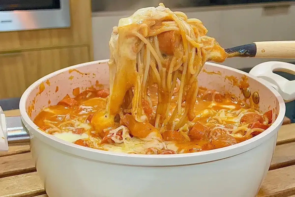 Macarronada de salsicha com queijo: simples, econômica e com