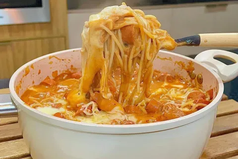 Macarronada de salsicha com queijo super cremosa e fácil de 