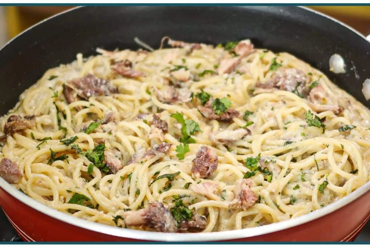 Macarronada de sardinha no molho cremoso que salva o almoço