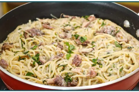 Macarronada de sardinha no molho cremoso que salva o almoço 