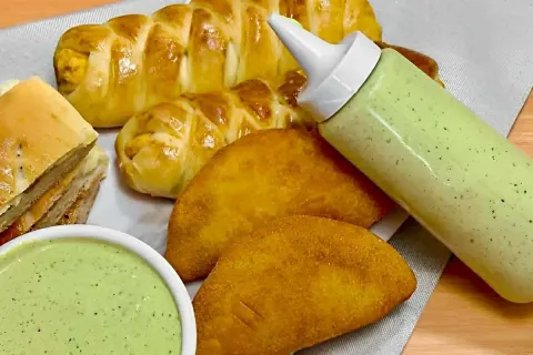 Maionese caseira temperada sem ovos crus perfeita para servi