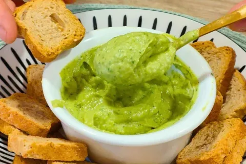 Maionese de abacate low carb feita sem ovos, saudável e bem 