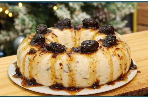 Manjar com calda de ameixa, uma sobremesa refrescante, gosto