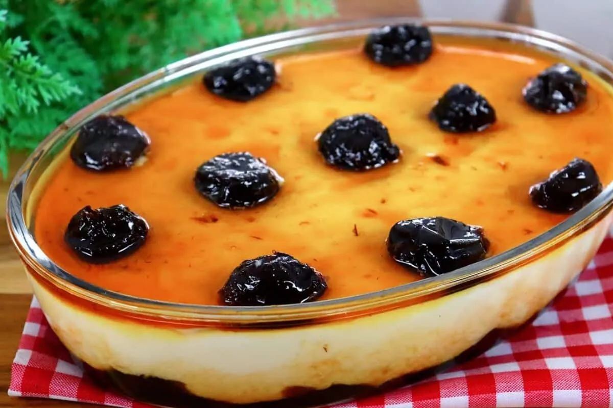 Manjar de coco com ameixa tradicional e delicioso, uma sobre