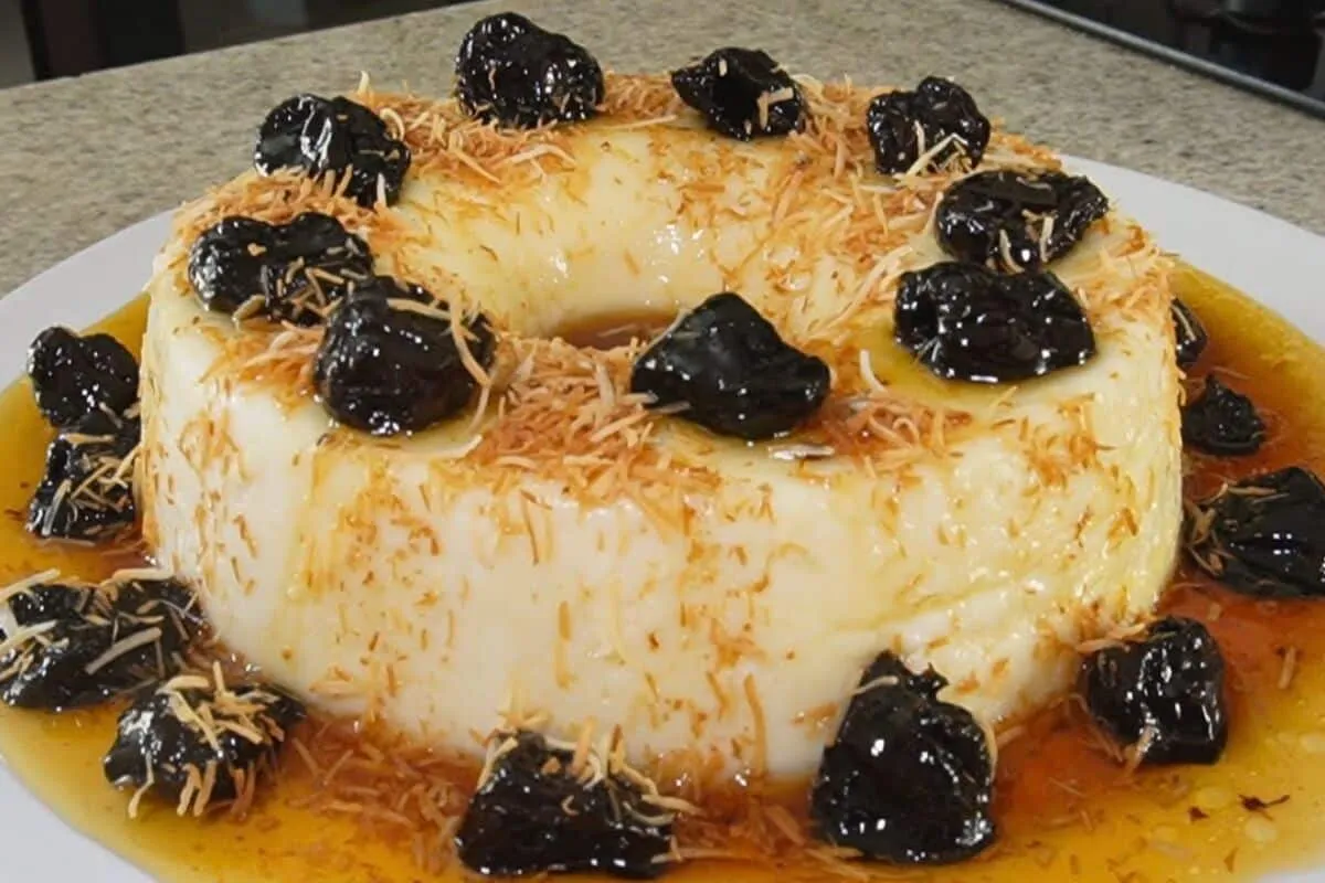 Manjar de coco com ameixa, uma sobremesa clássica, incrível