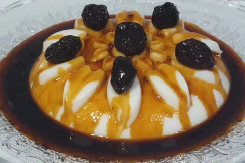 Manjar de coco com uma calda de ameixa incrível, para arrasa