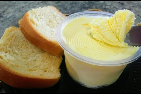 Manteiga caseira fácil e rápida, perfeita para deixar o pão 