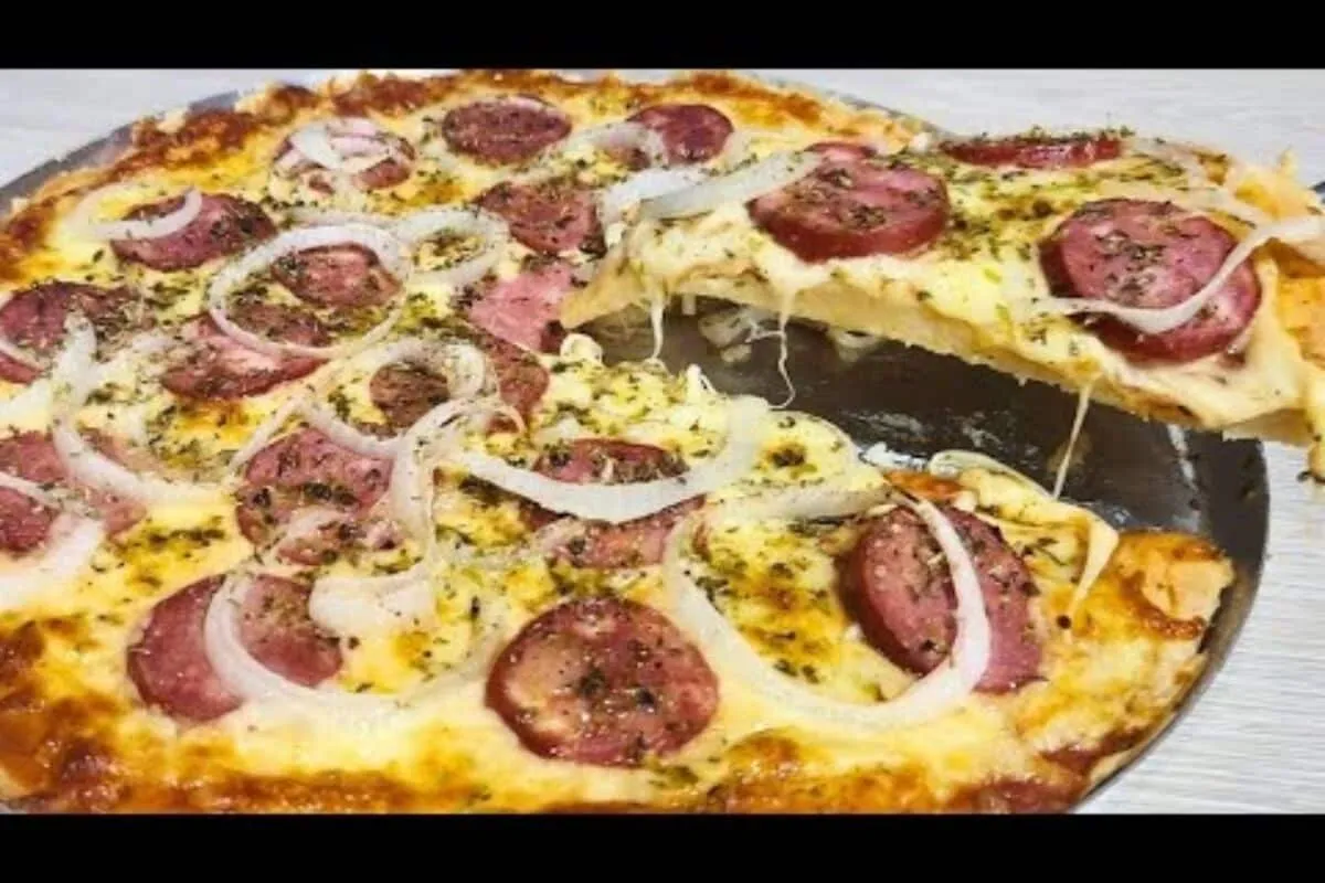 Massa caseira de pizza saborosa, fácil e rápida de preparar,