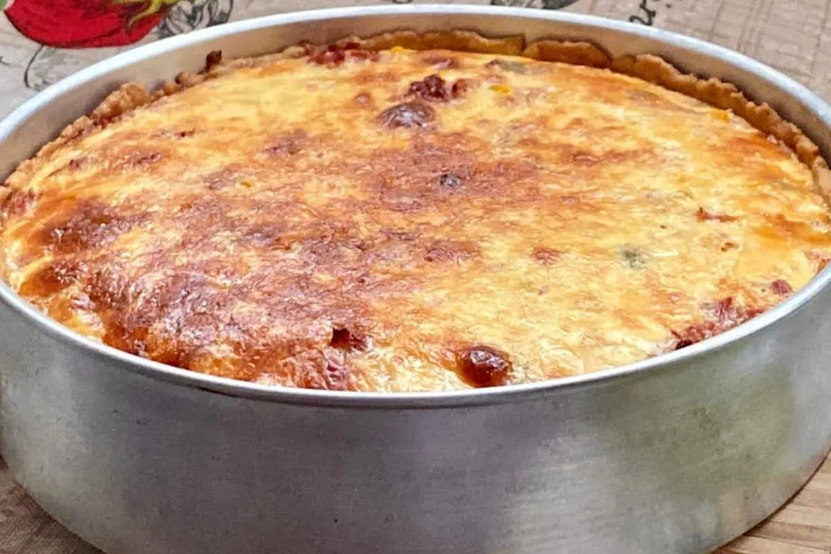 Massa com 2 ingredientes para torta salgada recheada que fic