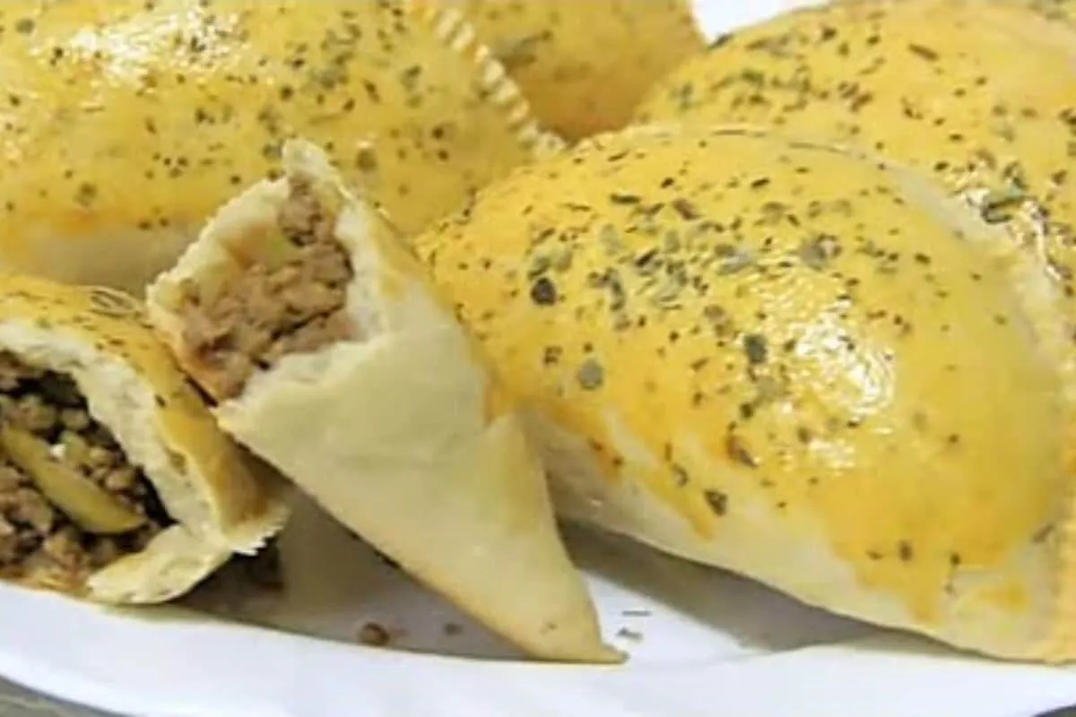 Massa de 2 ingredientes: aprenda a fazer um salgado delicios