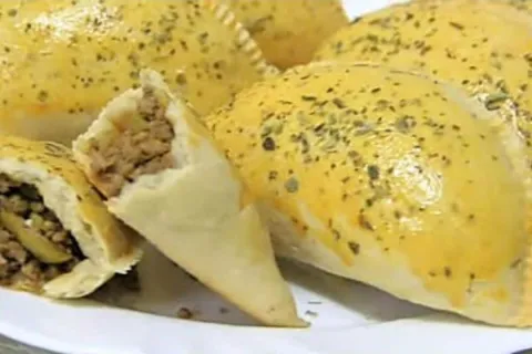 Massa de 2 ingredientes: aprenda a fazer um salgado delicios