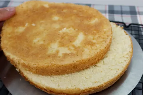 Massa de bolo de aniversário fofinha feita com praticidade e