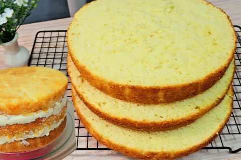 Massa de bolo de aniversário, que é feita com leite quente e