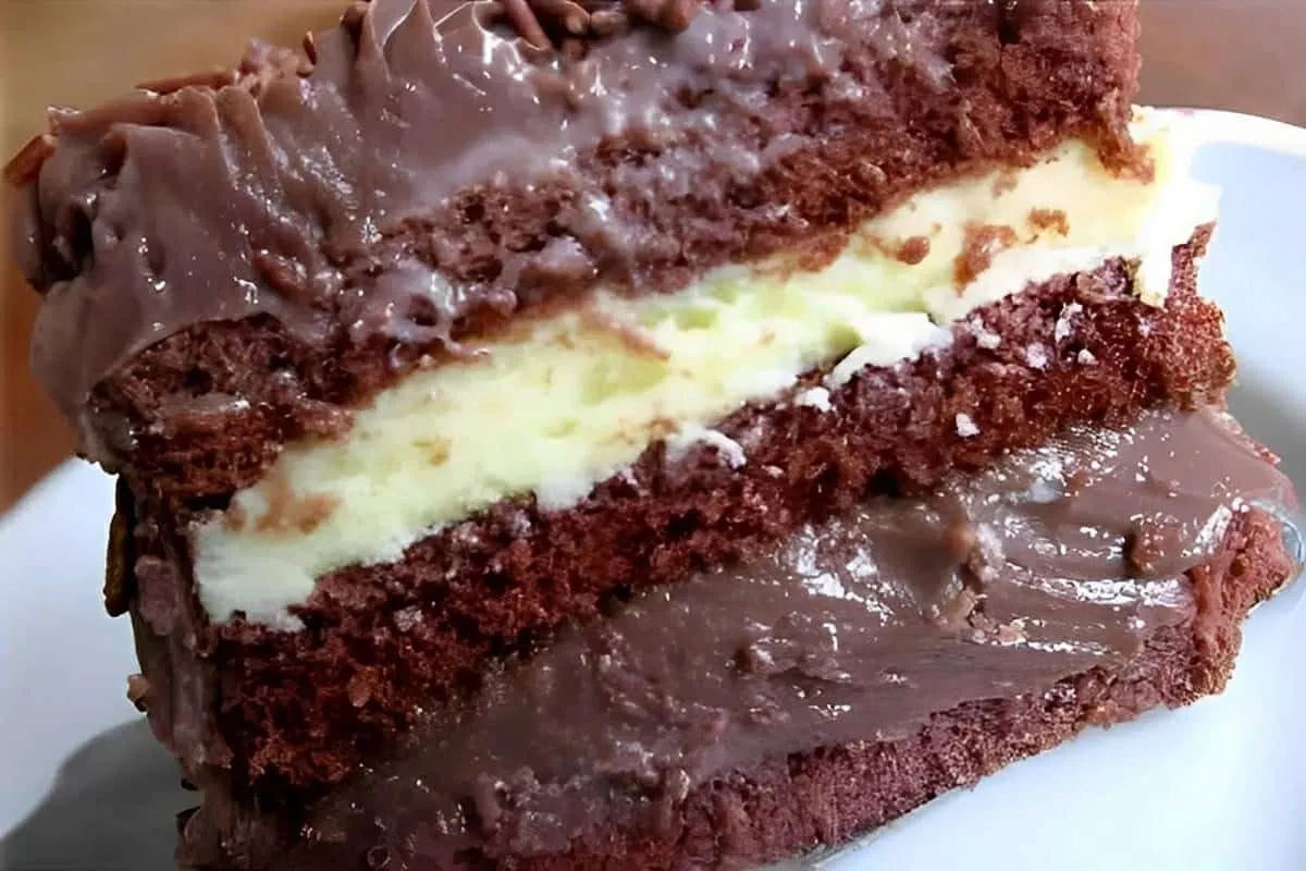 Massa de bolo de chocolate deliciosa e estruturada para rech