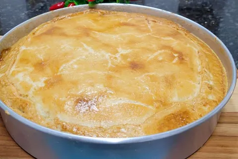 Massa de empadão com poucos ingredientes e que derrete na bo