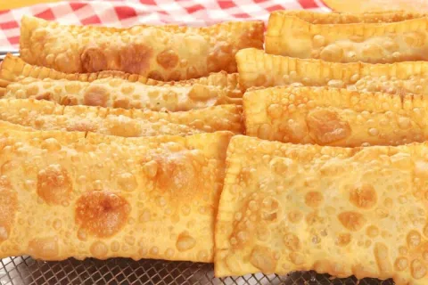 Massa de pastel caseira crocante e sequinha que dá certo sem