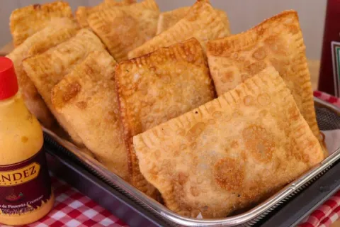 Massa de pastel caseira fácil e perfeita, que fica super cro