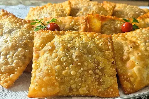 Massa de pastel caseira super leve e crocante, uma receita i