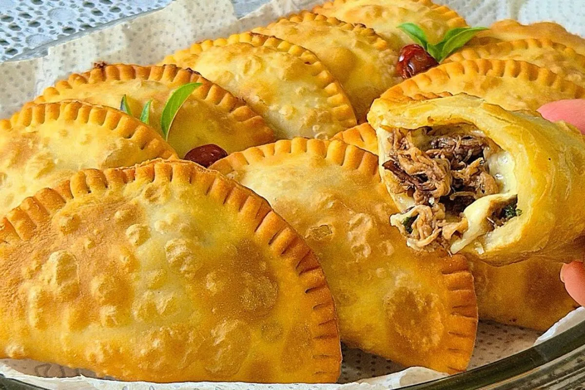 Massa de pastel com 2 ingredientes sequinha e crocante para