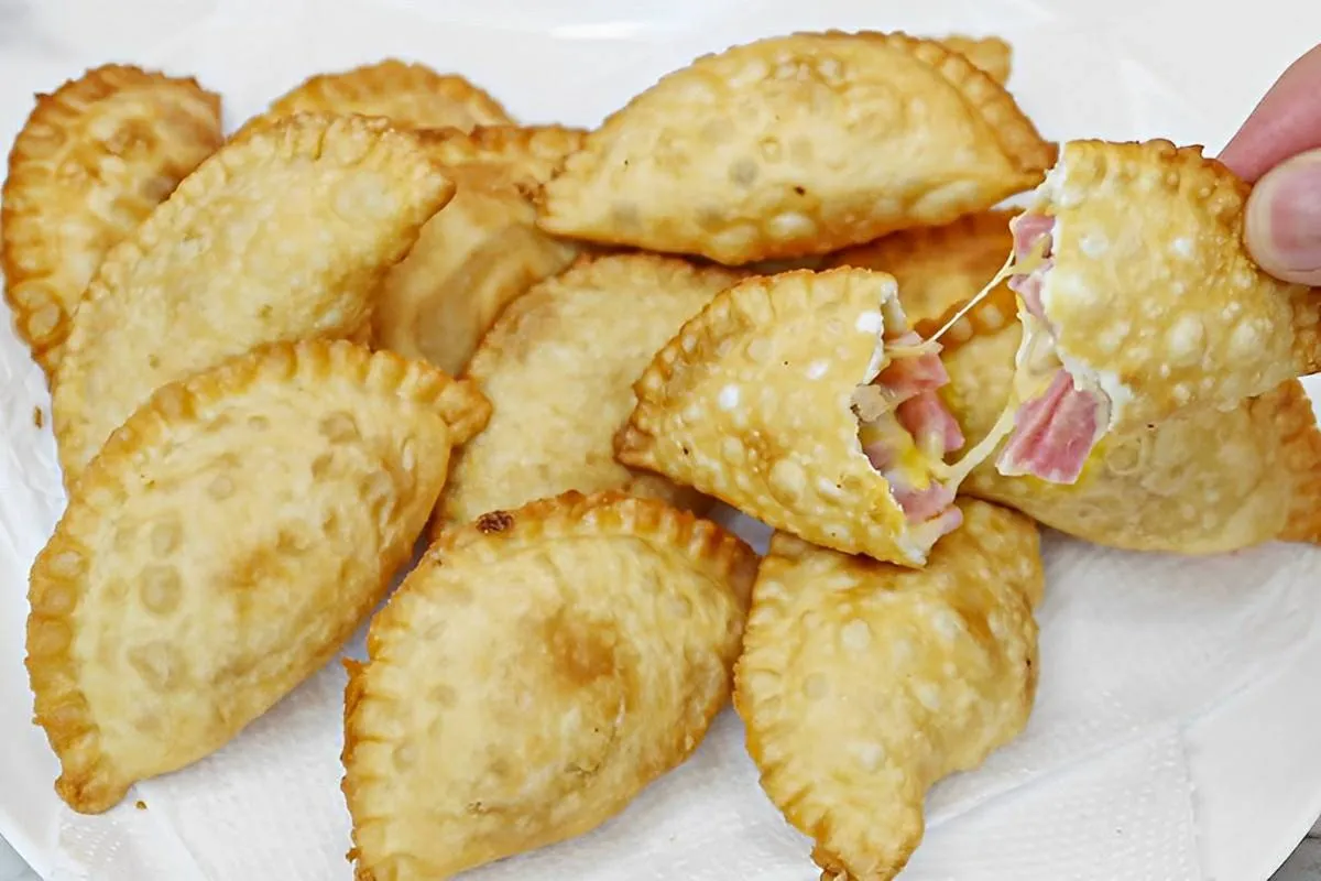Massa de pastel com apenas 2 ingredientes rende bastante e f