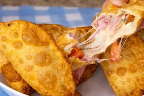 Massa de pastel crocante feita com apenas três ingredientes 