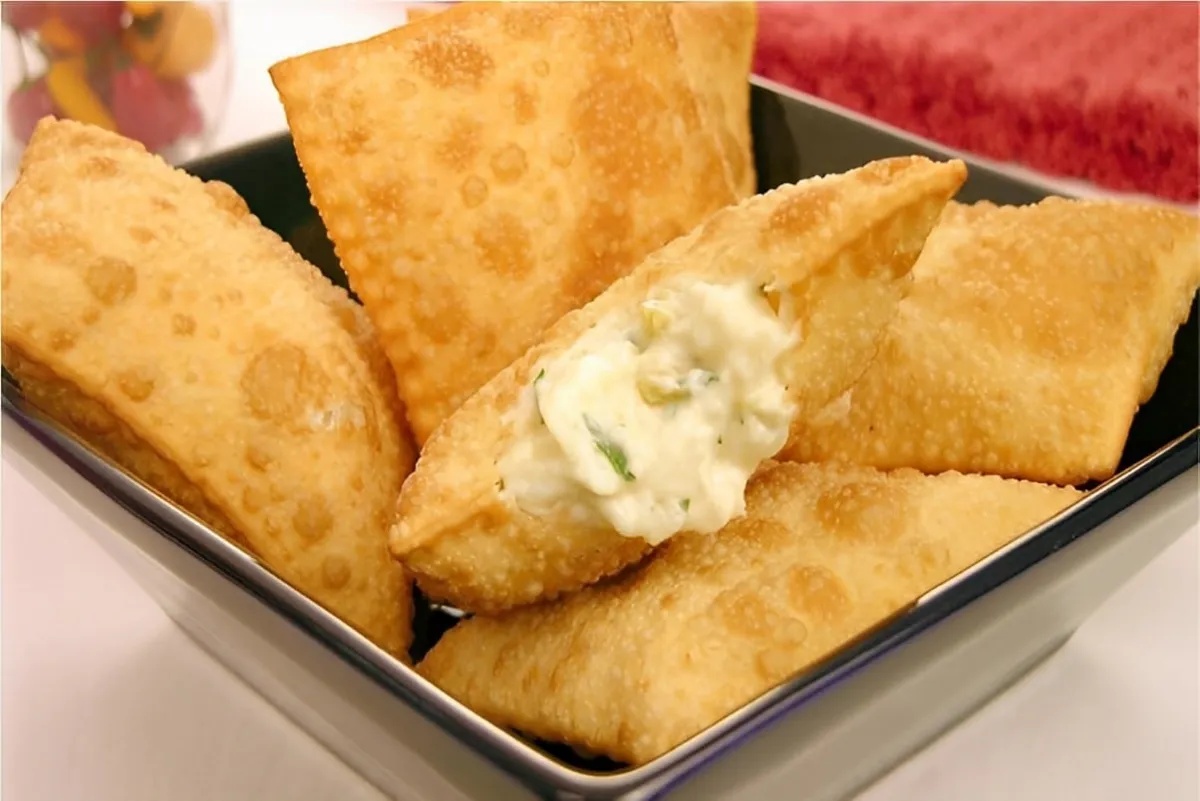 Massa de pastel é só misturar os 3 ingredientes da receita e