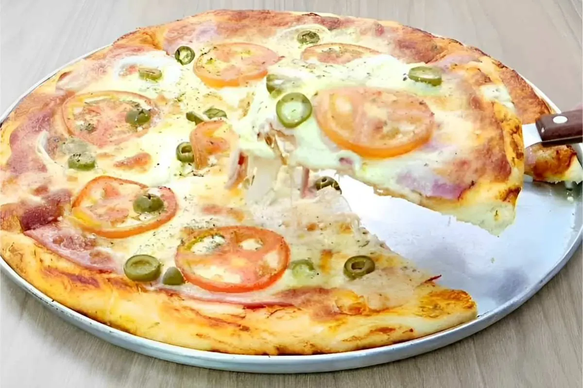 Massa de pizza caseira fácil e deliciosa com ingredientes qu
