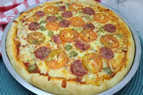 Massa de pizza caseira muito macia e que não fica ressecada 
