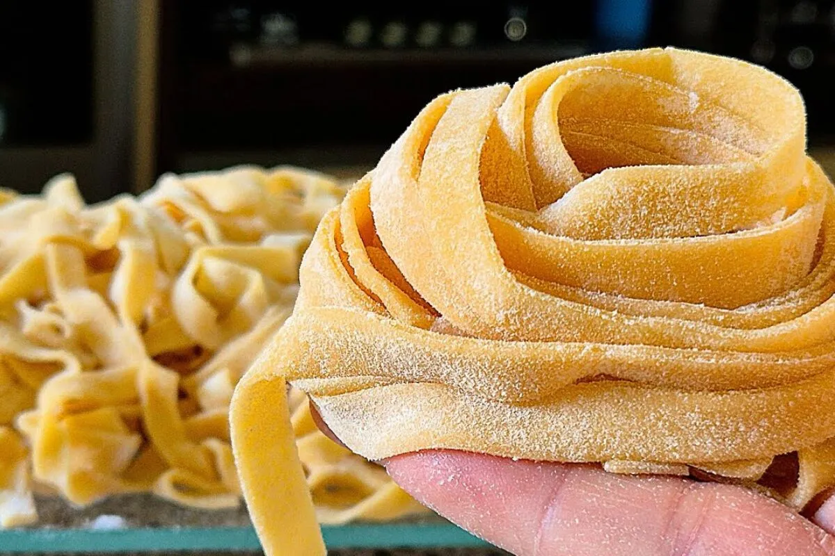 Massa fresca sem cilindro: seu macarrão caseiro  vai ficar i