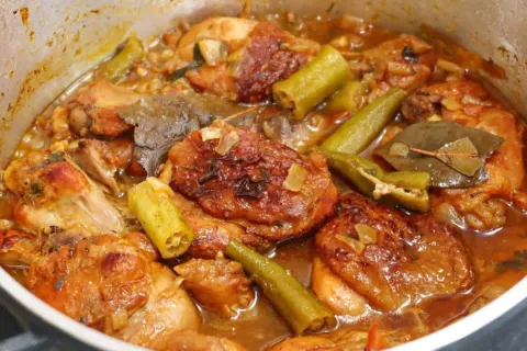 Minha mãe me ensinou o segredo de fazer frango com quiabo se
