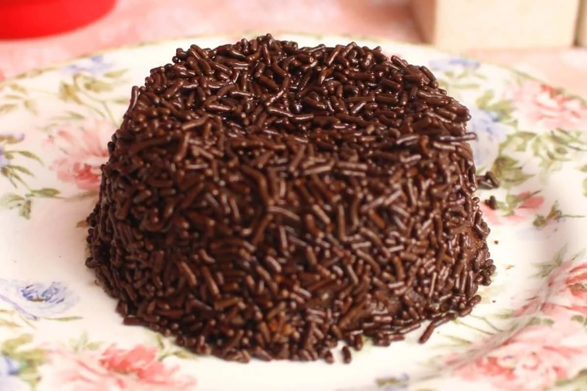 Mini brigadeirão de caneca prático e rápido, quando bater aq
