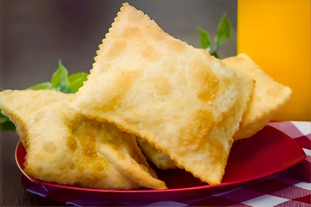 Misture esses 2 ingredientes e prepare uma massa de pastel s