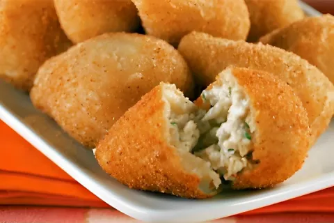 Misture frango com requeijão e faça essa deliciosa coxinha s