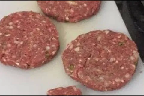 Misturei carne moída com alguns temperos especiais e fiz um 