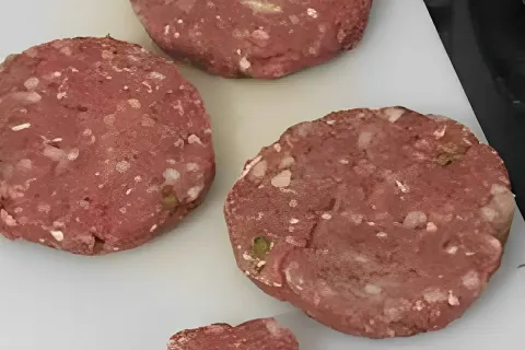 Misturei carne moída com mais 3 ingredientes e preparei um h