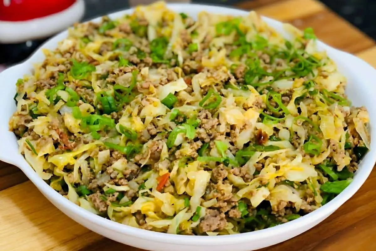 Misturei carne moída com repolho e fiz um prato delicioso pa