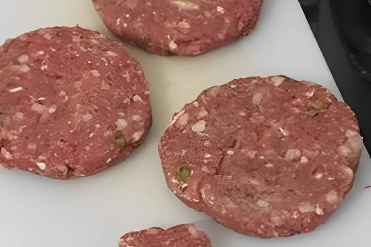 Misturei carne moída e mais 3 ingredientes e fiz um hambúrgu