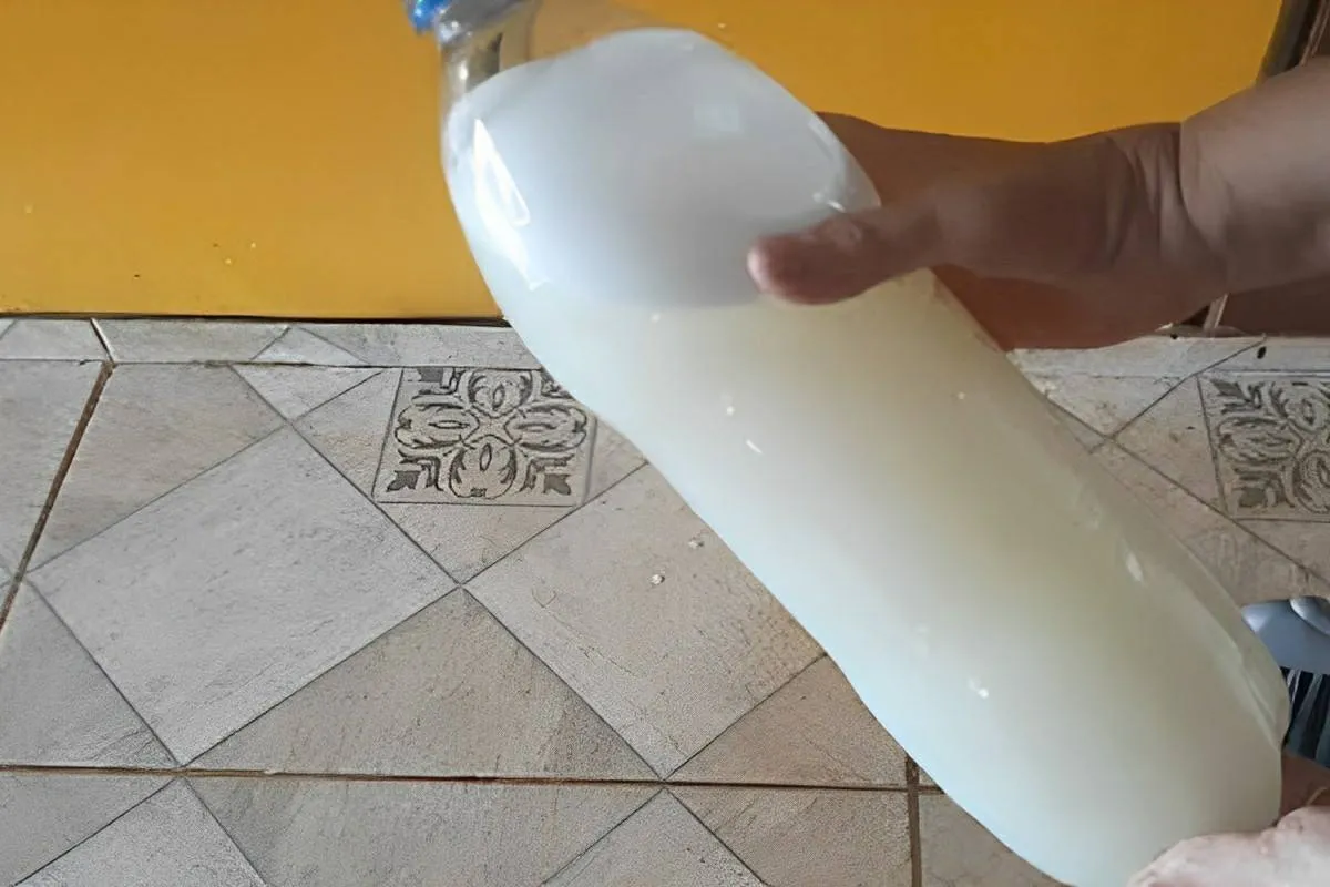 Misturei esses produtos e fiz um poderoso limpa pisos e tira