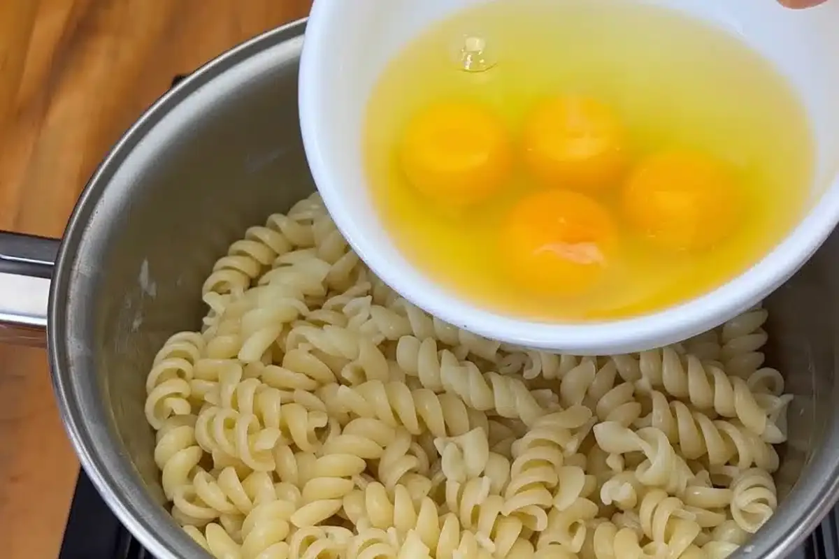 Misturei macarrão com ovos e fiz um almoço rápido e delicios